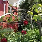 Madalenas Bed & Breakfast *